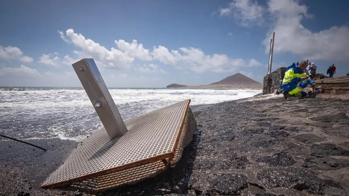 Los vientos fuertes y las olas impactan el paseo marítimo de la costa.
