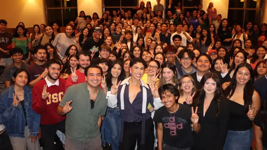 Louie Castro compartió su experiencia con estudiantes de USC, destacando el poder del compromiso comunitario.