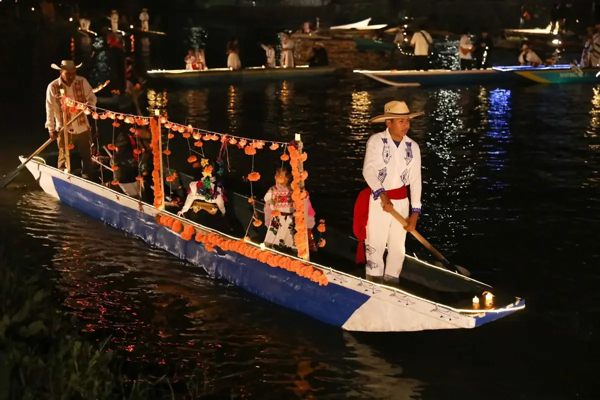 La representación cultural en Urandén ofrece un viaje por canales iluminados durante la Noche de Muertos.