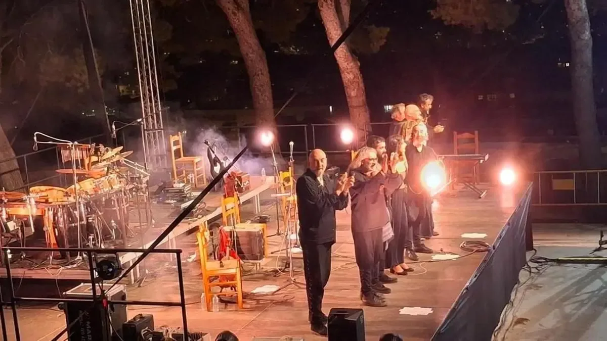La legendaria banda gallega celebra su trayectoria en un emotivo concierto junto al mar Mediterráneo.