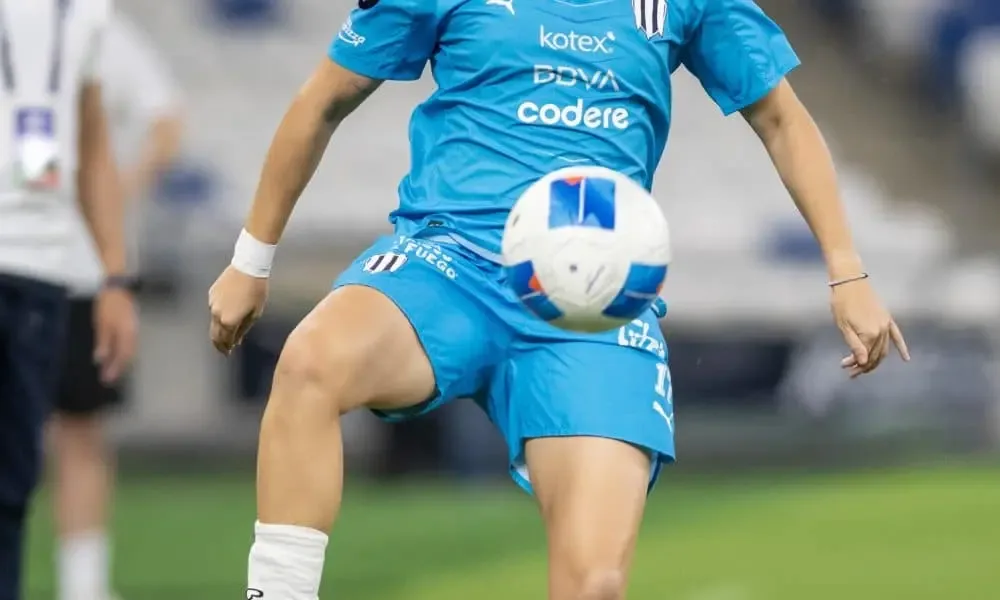 Lucía García celebra su gol en el partido contra Cruz Azul.