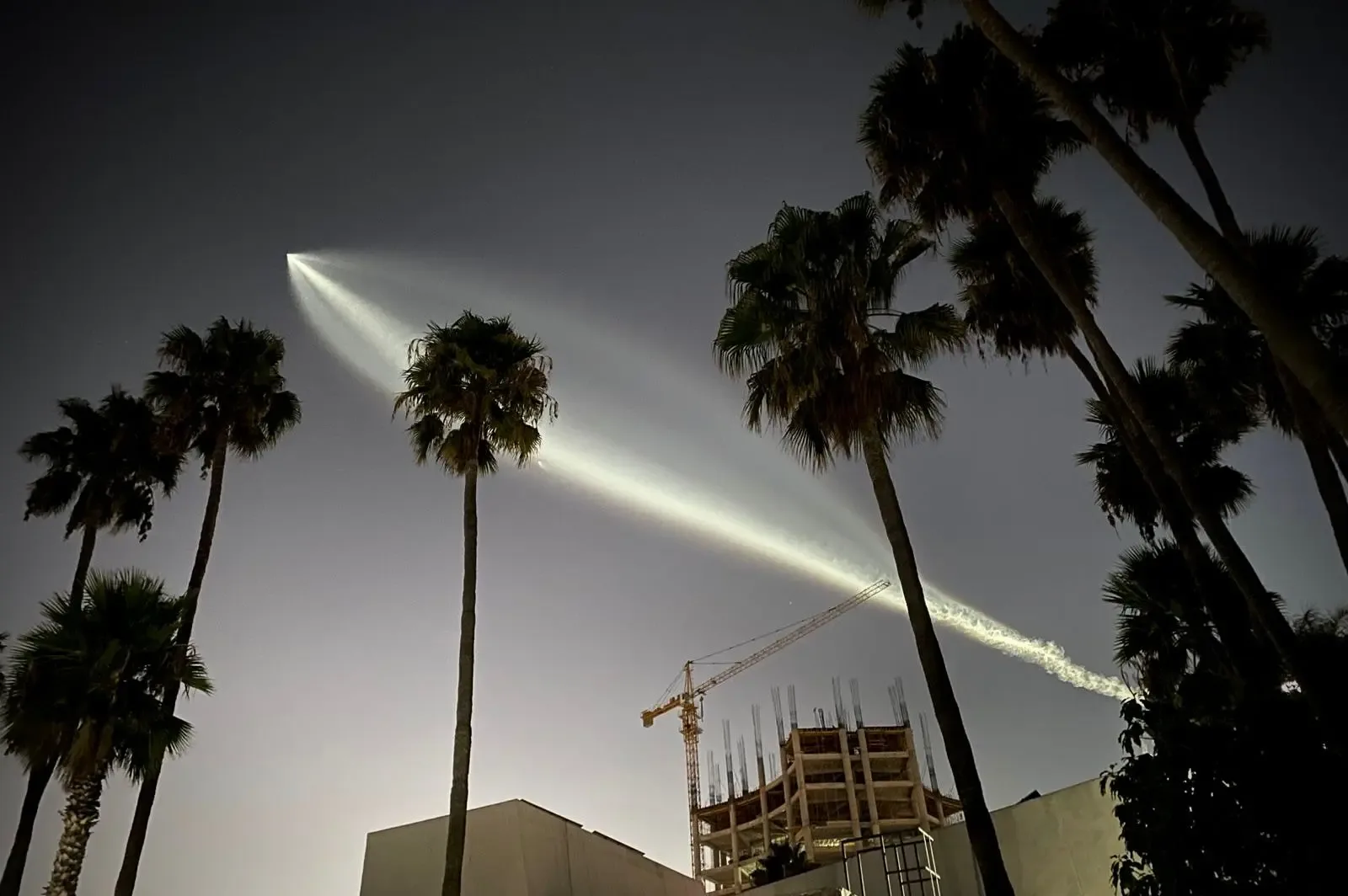 Luces brillantes en el cielo por el regreso de Crew Dragon de SpaceX.