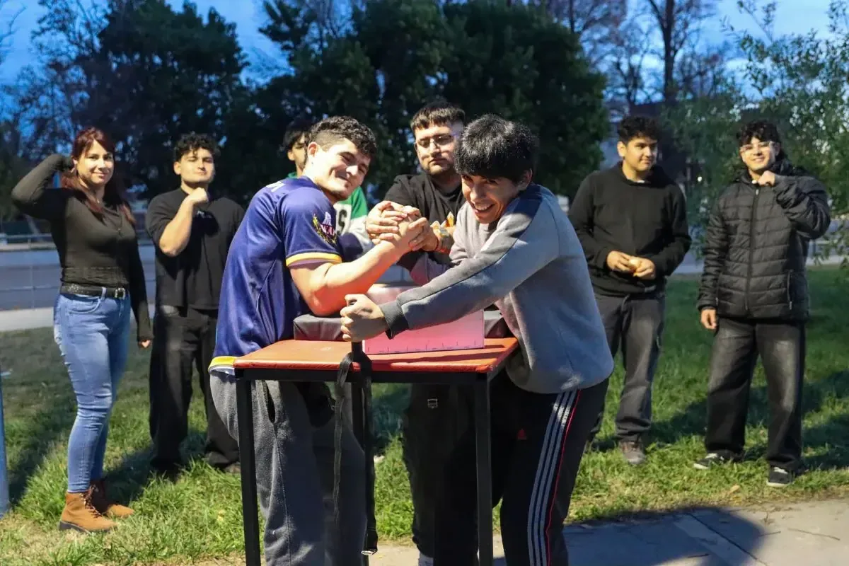 Un grupo de entusiastas entrena lucha de brazos en la ciudad, buscando promocionar este deporte poco conocido.