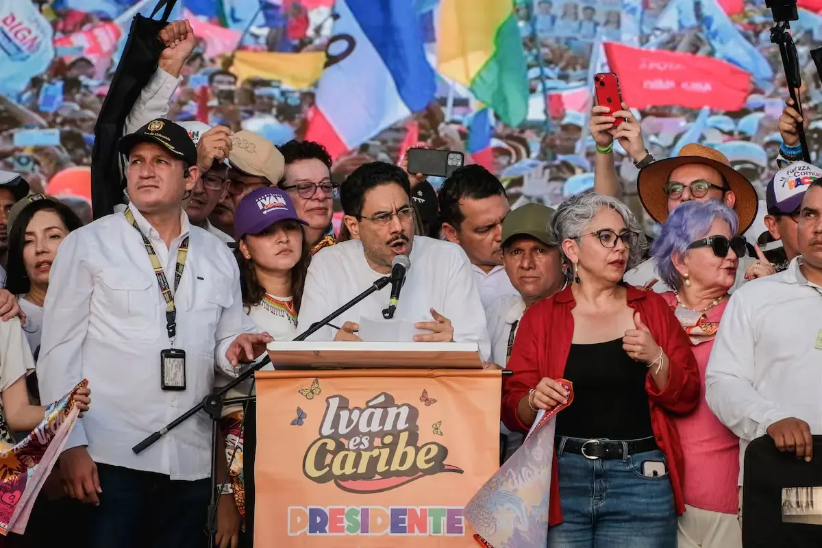 Iván Cepeda modifica su estrategia electoral al acercarse a nuevos públicos, incluyendo a jóvenes y fanáticos del K-pop.