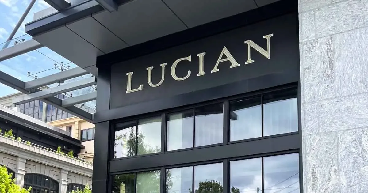 Lucian Books and Wine combina literatura y gastronomía en un solo lugar.