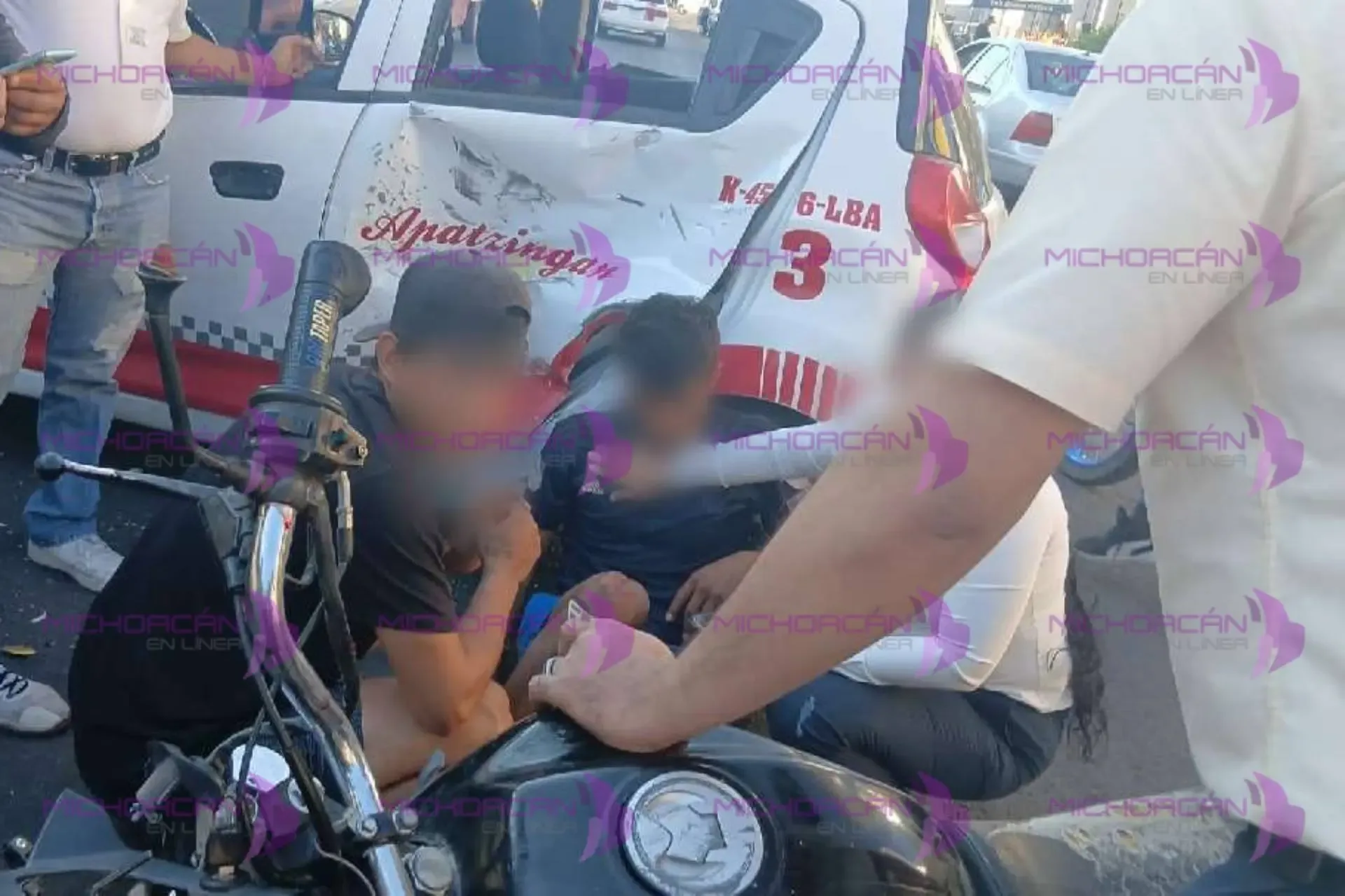 Lugar del accidente entre un motociclista y un taxi en Apatzingán.