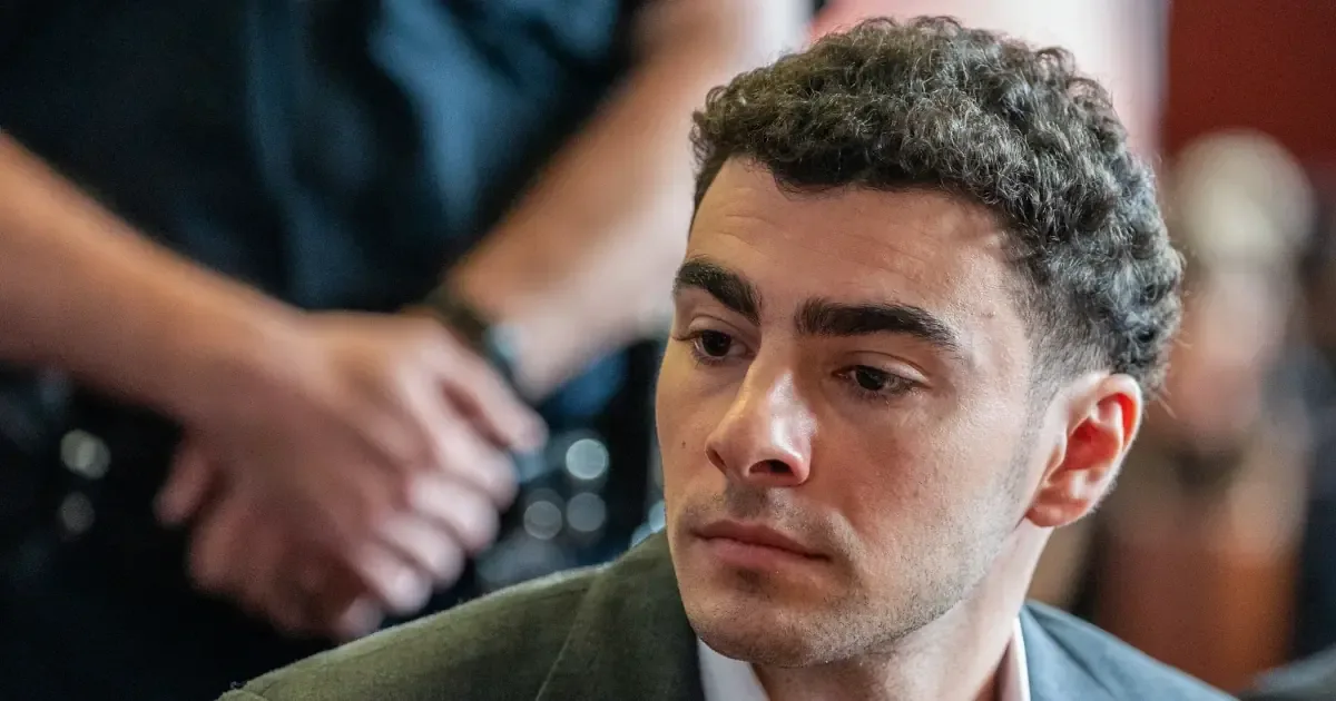 La historia de un joven que pasó de privilegiado a acusado de homicidio, generando apoyo popular y controversia.