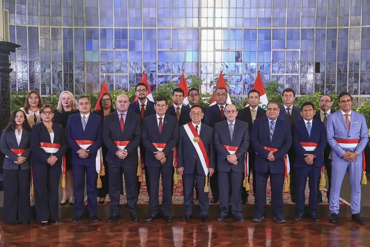 Luis Arroyo Sánchez asume como Presidente del Consejo de Ministros con un renovado equipo ministerial.