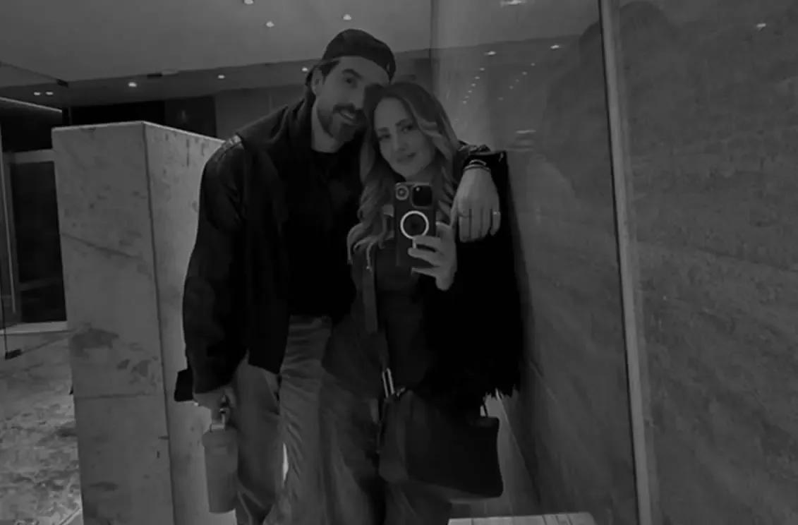 Luis Carlos Origel y Andrea Legarreta posan juntos, reflejando su nueva relación.