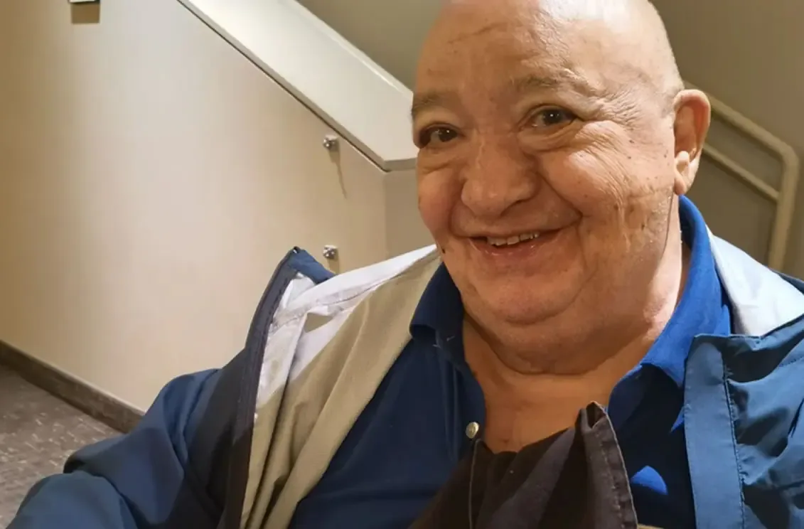 El comediante regresa a su obra a pesar de las lesiones visibles en su rostro.