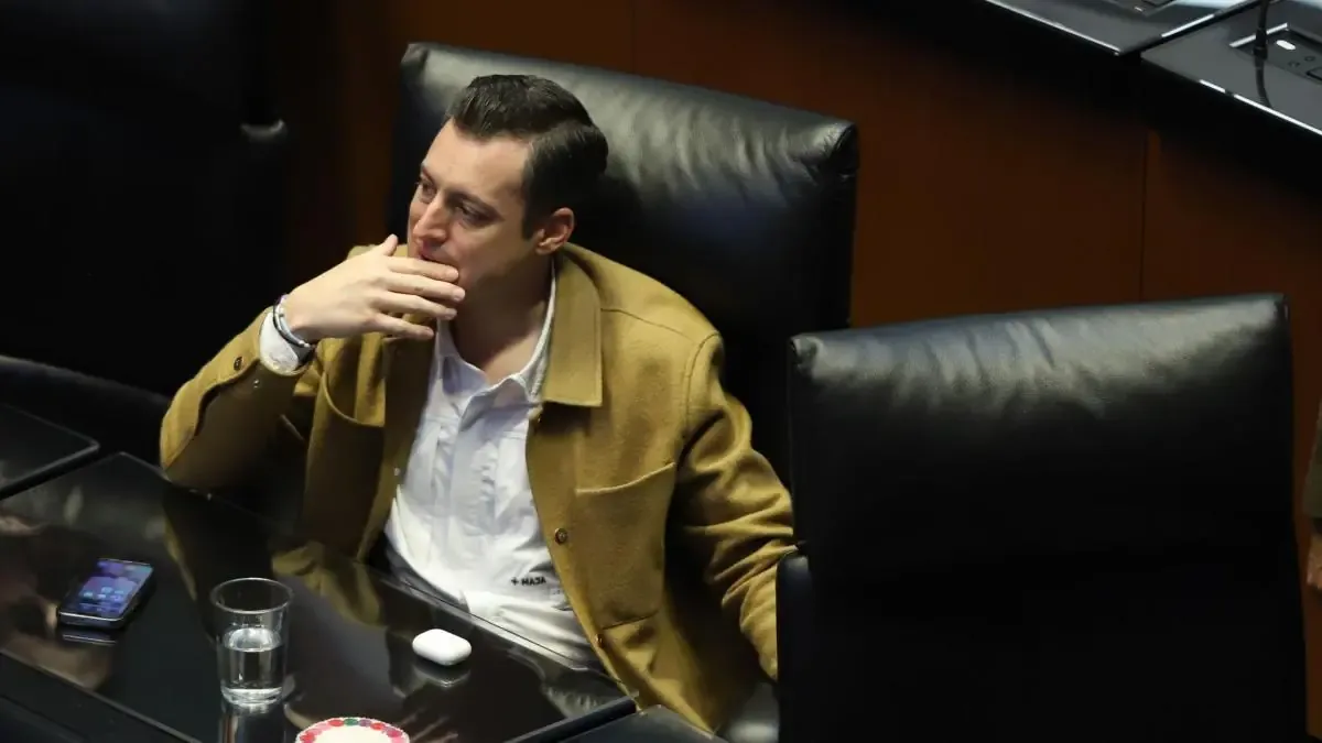 Documentos revelan que el senador nació en la CDMX, pero fue registrado en Sonora, donde buscará la gubernatura.