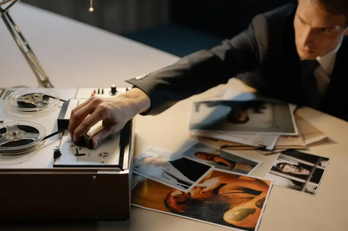 Una imagen compartida por un productor alimenta la especulación sobre un nuevo material discográfico del cantante.