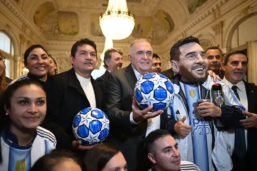 El exfutbolista asiste al lanzamiento de un programa gubernamental y abre la posibilidad de una carrera política.
