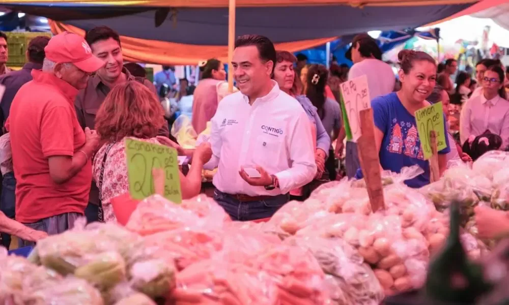 El secretario dialoga con comerciantes y familias en un esfuerzo por fortalecer la atención comunitaria.