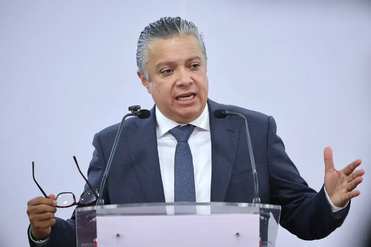 El secretario de Finanzas se prepara para una posible candidatura municipal, a la espera de la decisión del Gobernador.