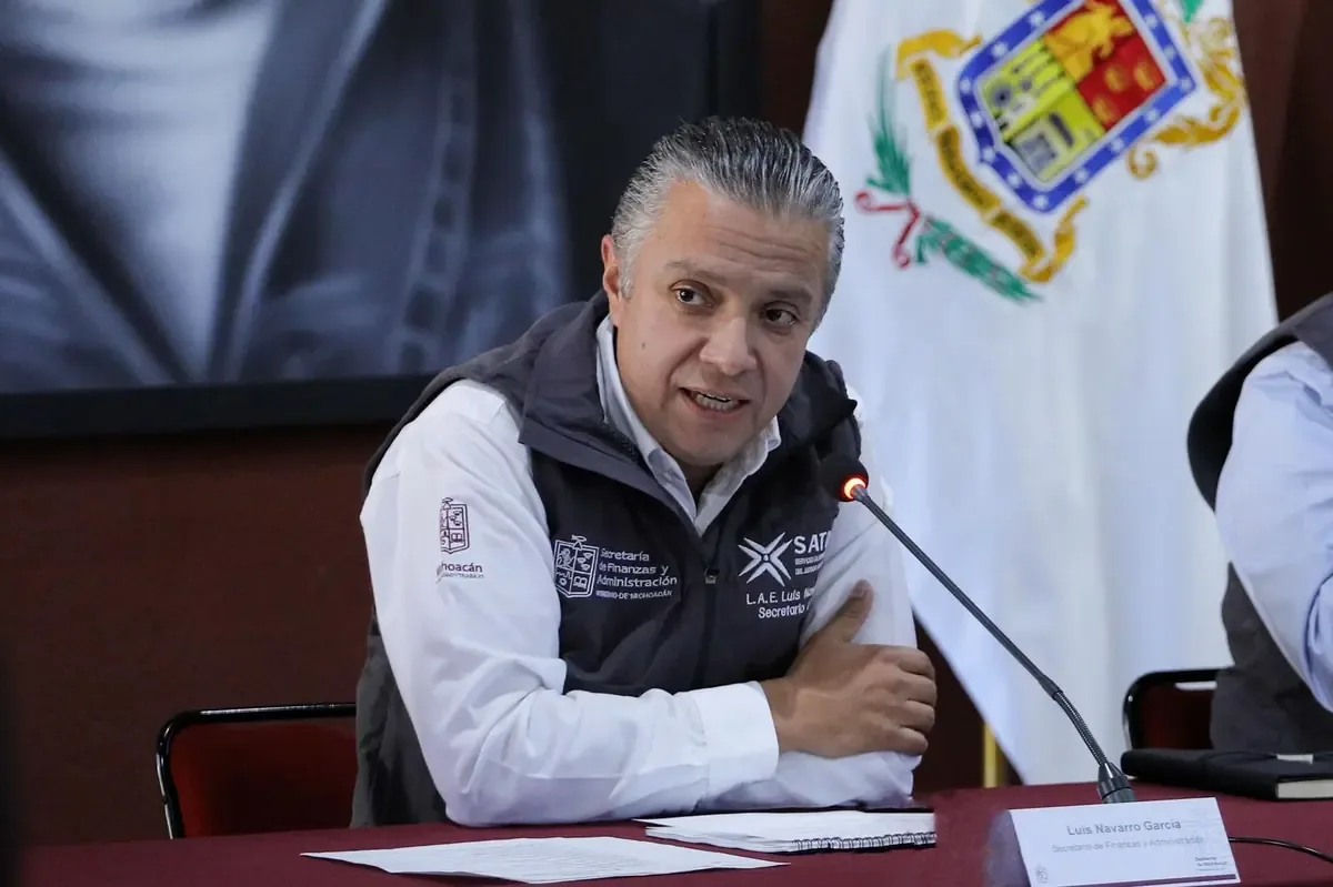 Luis Navarro busca la coordinación municipal de Morelia tras su renuncia a la Secretaría de Finanzas.