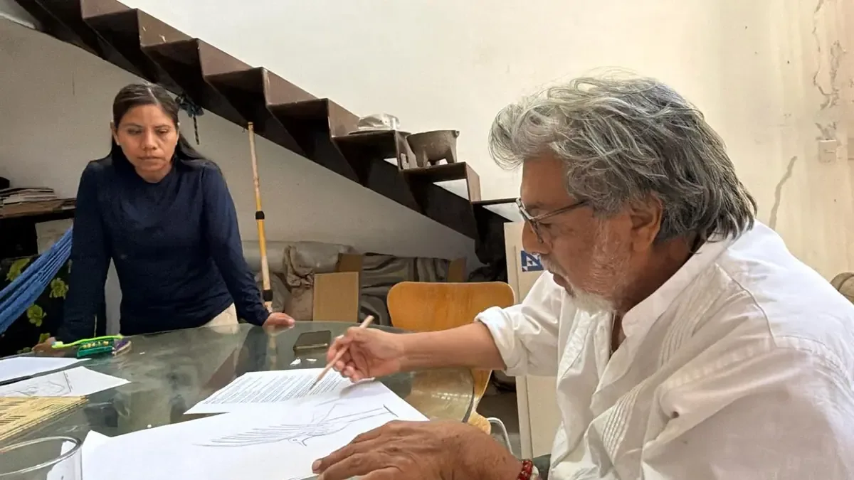 El escultor oaxaqueño promueve la libertad de expresión mediante su creación para el Premio Nacional de Periodismo Quadratín.