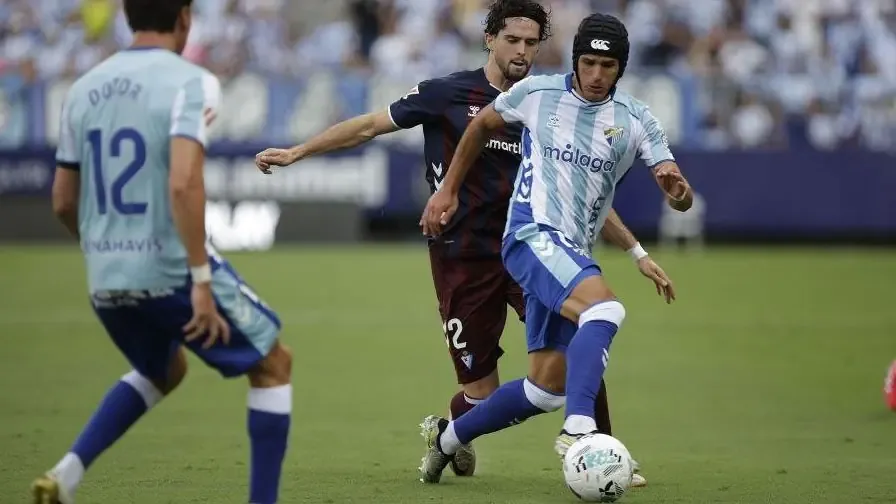 El centrocampista del Málaga CF anuncia su despedida tras años de lucha y dedicación en el deporte.