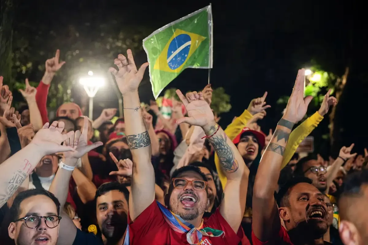 La victoria de Lula en Brasil se da en un contexto de baja participación y controversia por la ampliación del horario electoral.