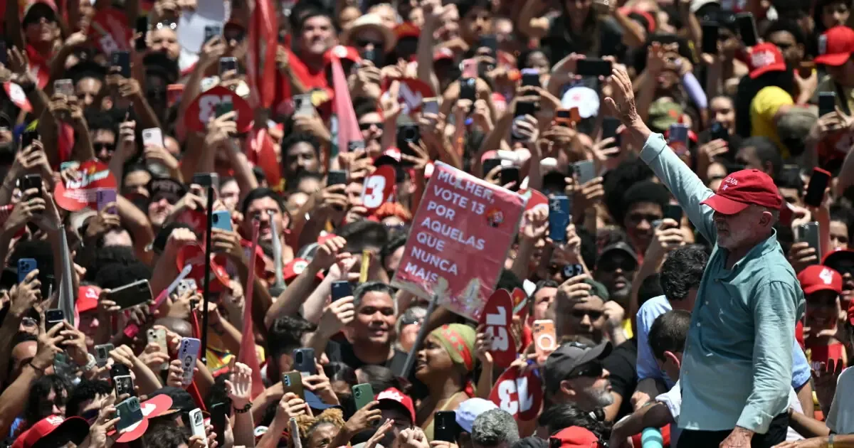 Los candidatas a la presidencia realizan actividades para captar el voto en un clima electoral tenso y polarizado.