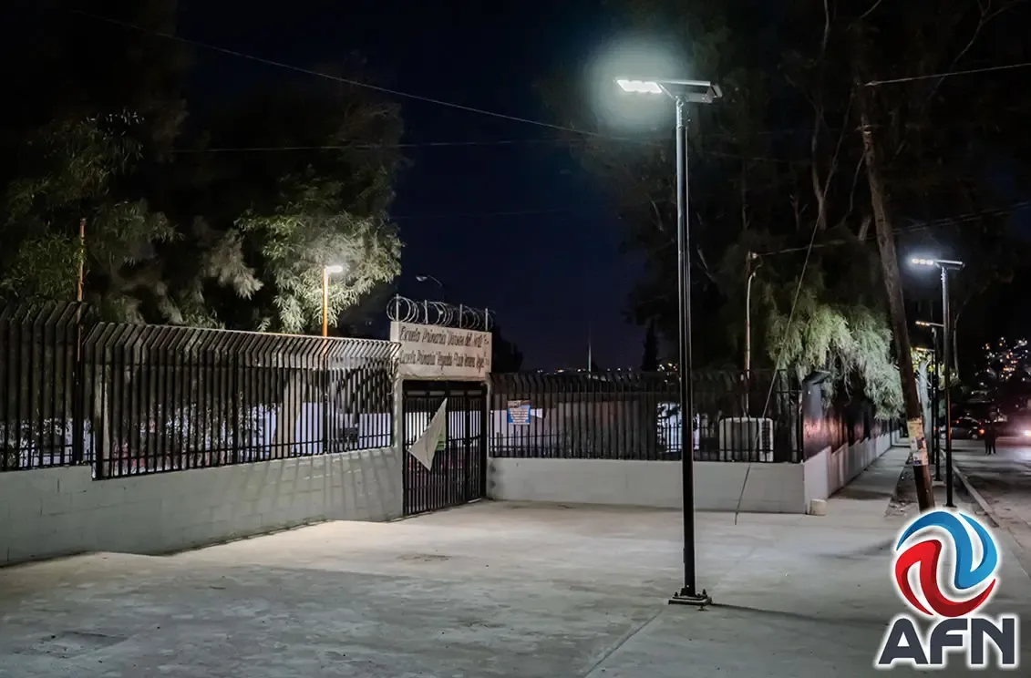 "Luminarias del nuevo Sendero Seguro en La Presa, Tijuana."