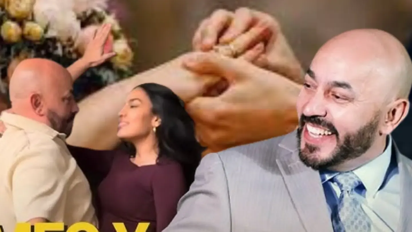 Lupillo Rivera y Taina Pimentel posan juntos durante un evento reciente.