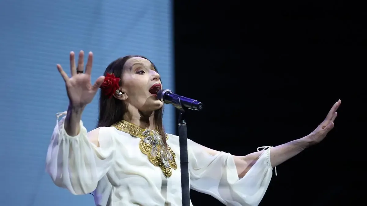 La icónica cantante española presenta su nuevo álbum en un emotivo concierto.