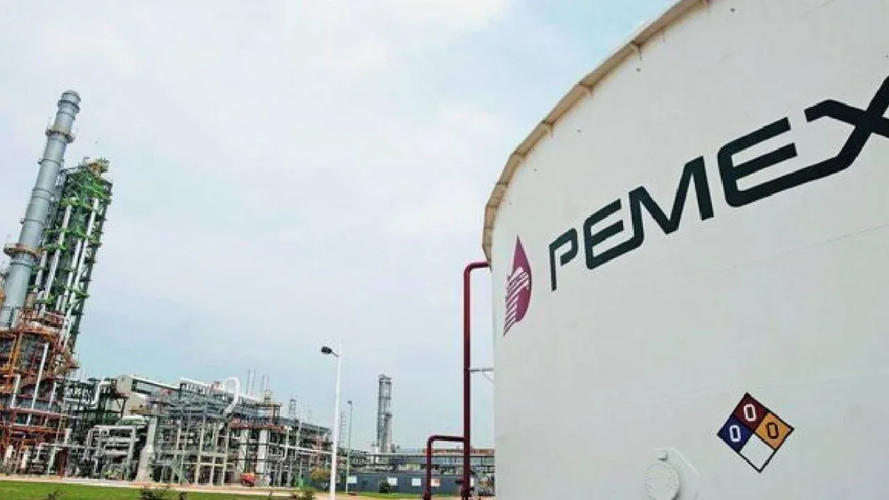 "Luz Elena González Escobar presenta avances en la reducción de deuda de Pemex."