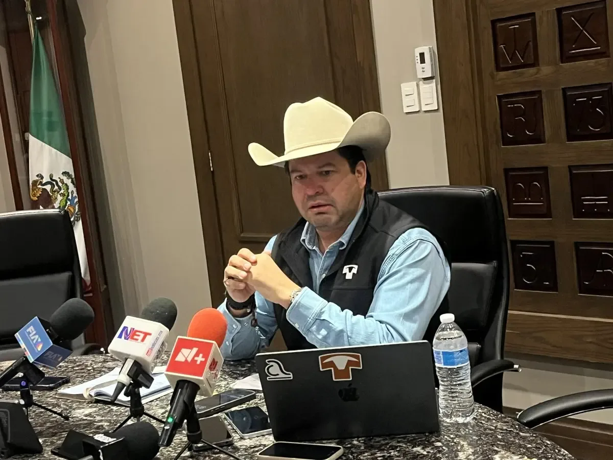 Álvaro Bustillos, presidente de la Unión Ganadera Regional de Chihuahua, en conferencia.