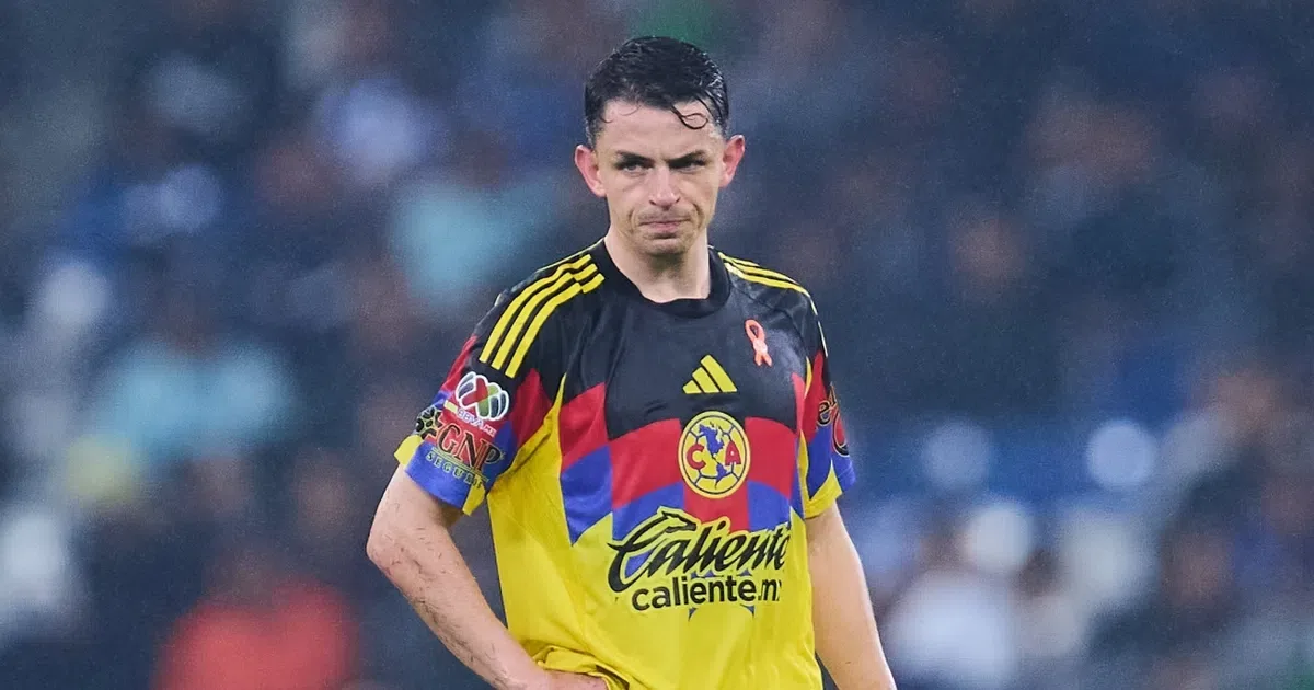 "Álvaro Fidalgo se despide de sus compañeros en el Estadio Ciudad de los Deportes."