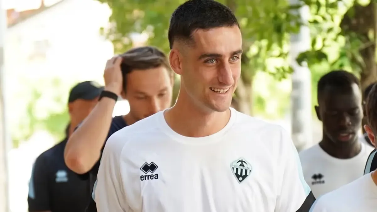 El delantero albinegro rechaza ofertas de equipos de menor categoría y busca mantenerse en el Castellón.