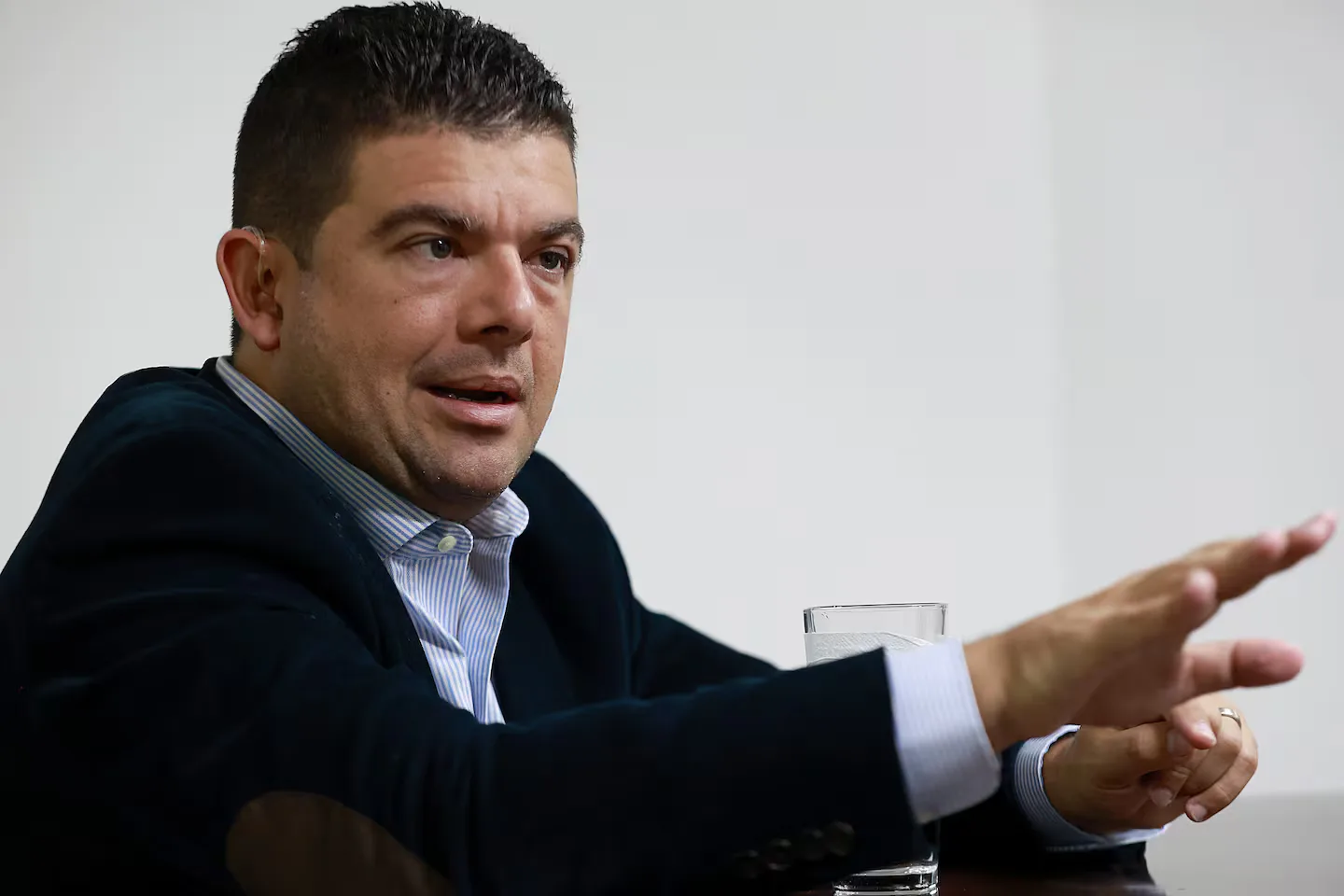 Álvaro Ramos durante su entrevista sobre salud y economía en Costa Rica.