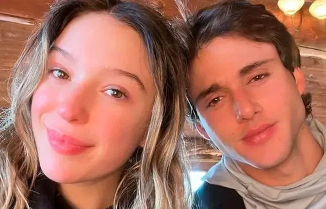 La joven pareja conmemora su relación con emotivos mensajes y recuerdos compartidos.