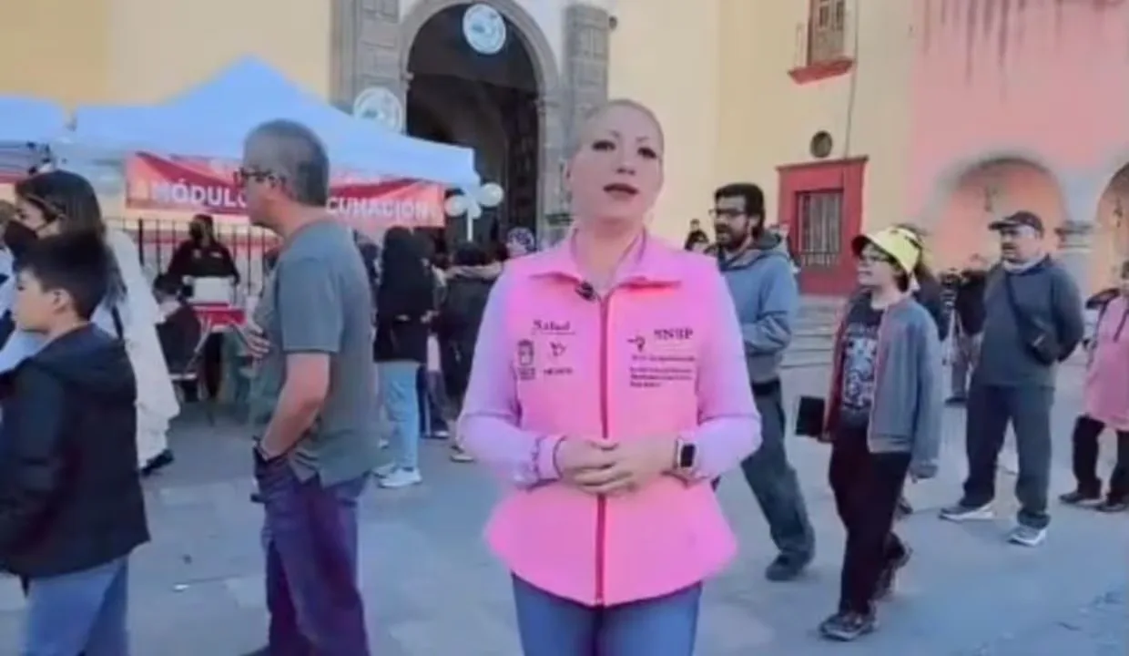 Macarena Montoya durante la Jornada de Vacunación en la Catedral de Texcoco.