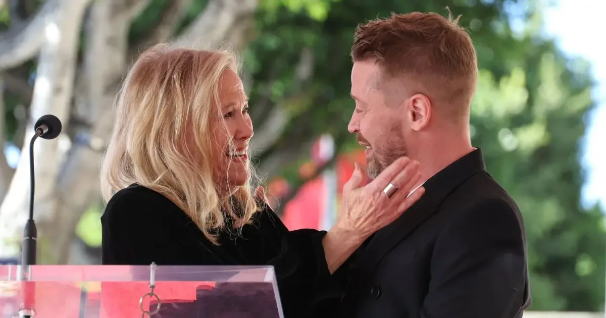 Macaulay Culkin rinde homenaje a Catherine O'Hara en Hollywood tras su fallecimiento.