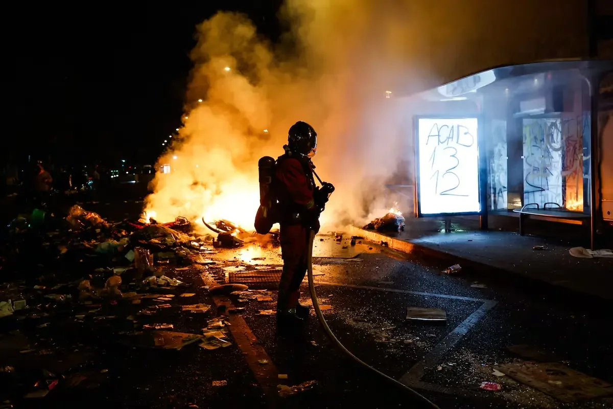 La violencia en Francia provocó 2,400 detenciones y críticas a la estrategia de seguridad del gobierno.