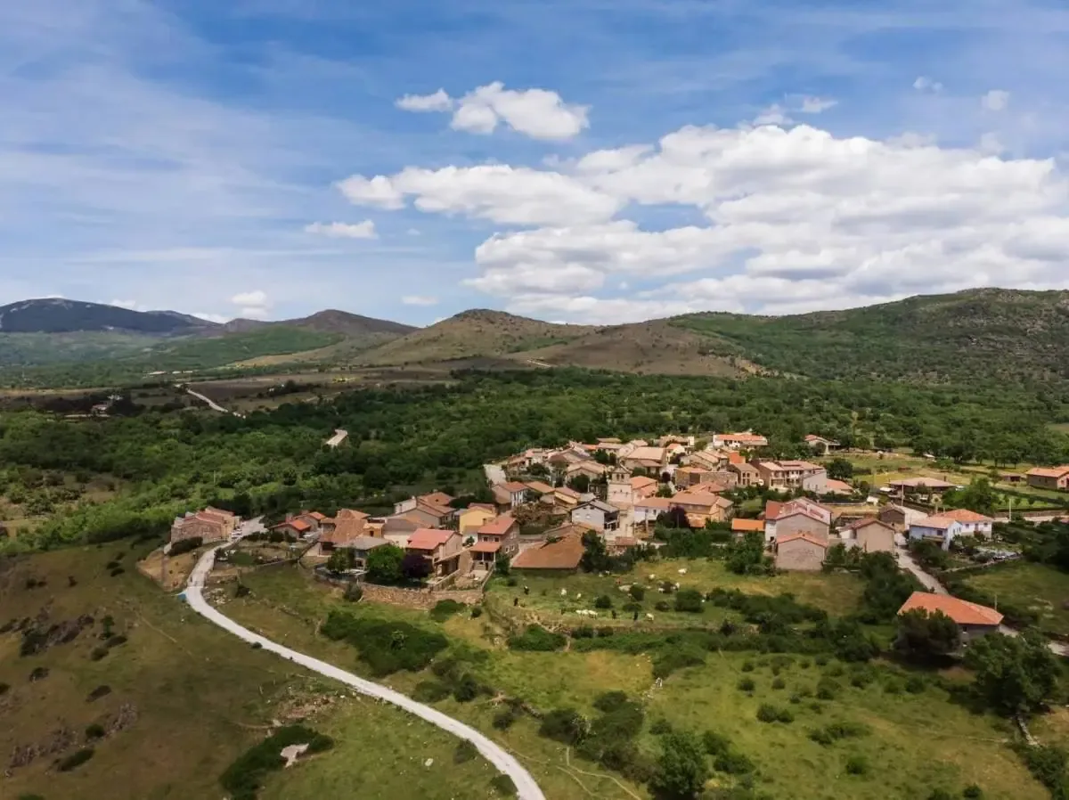 Con apenas cien habitantes, Madarcos emana tradición y cultura en medio de la naturaleza.