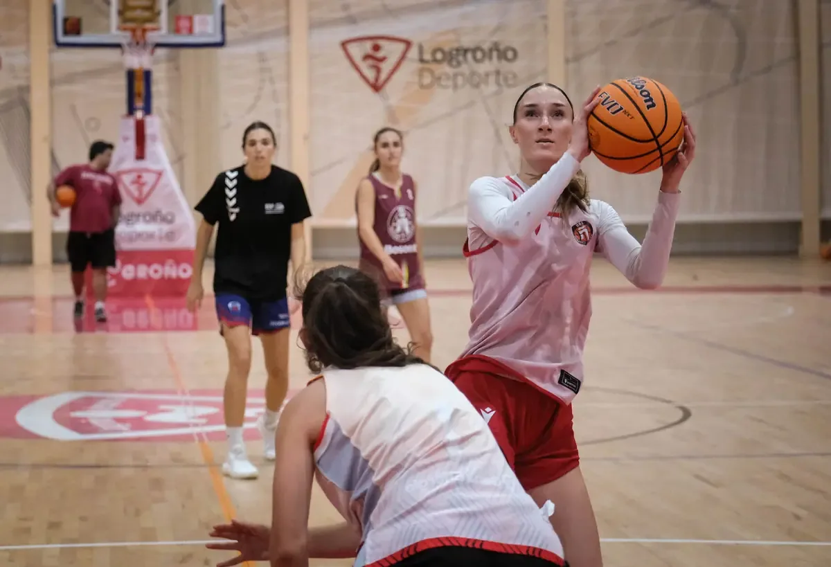 La jugadora letona comparte su experiencia y adaptación al baloncesto europeo.