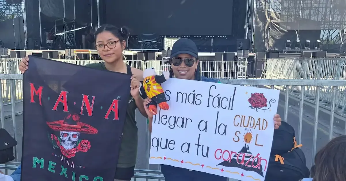 Silvia y Estefany Argüello, fanáticas del grupo, acampan por horas para asistir al concierto gratuito en Hermosillo.