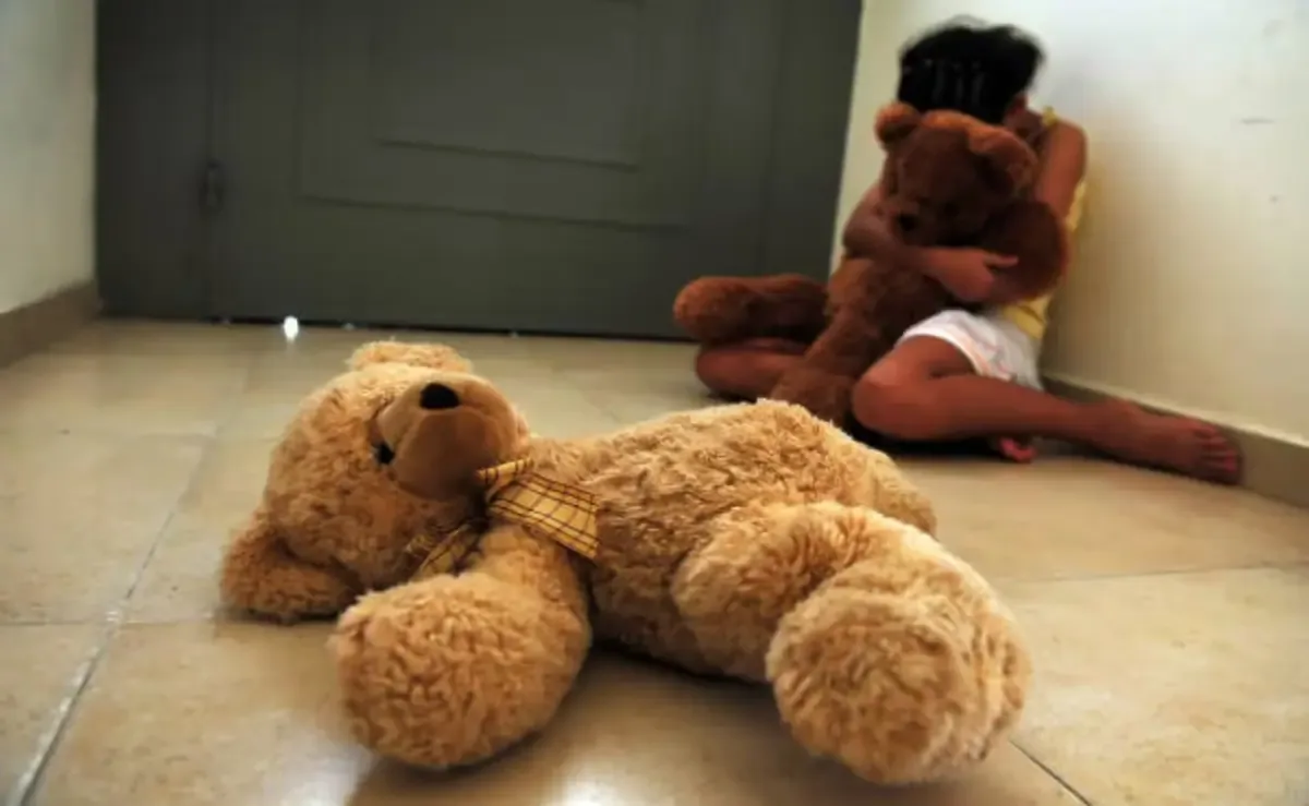 Una madre denuncia el abuso a su hija en una guardería subrogada del IMSS, exigiendo justicia y el cierre del lugar.