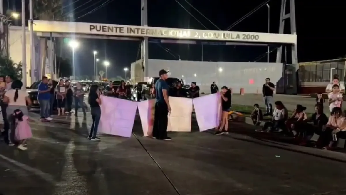 Un grupo de mujeres cierra el acceso al puente en apoyo a una madre que busca recuperar a su hija.