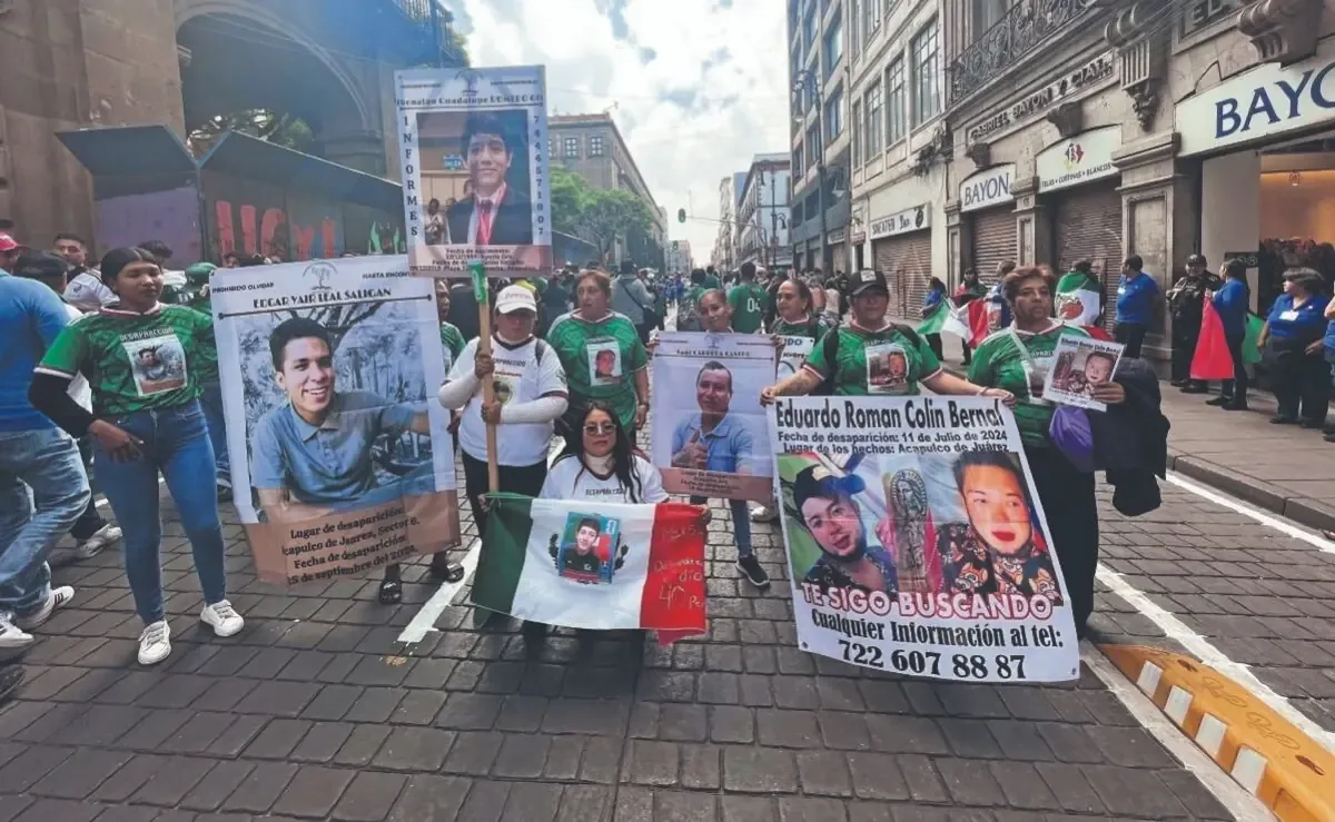 Un grupo de mujeres exige justicia por sus hijos desaparecidos durante la inauguración del evento deportivo en la Ciudad de México.