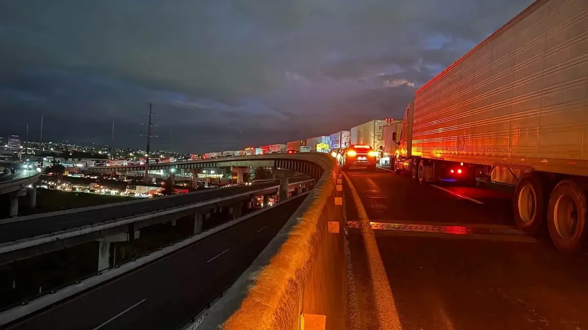 La prolongada protesta complica la circulación hacia la CDMX y afecta a miles de automovilistas.