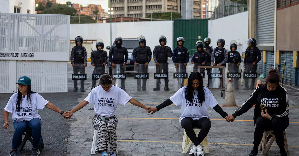 Madres de presos políticos manteneniendo vigilia frente al comando de la Policía en Caracas.