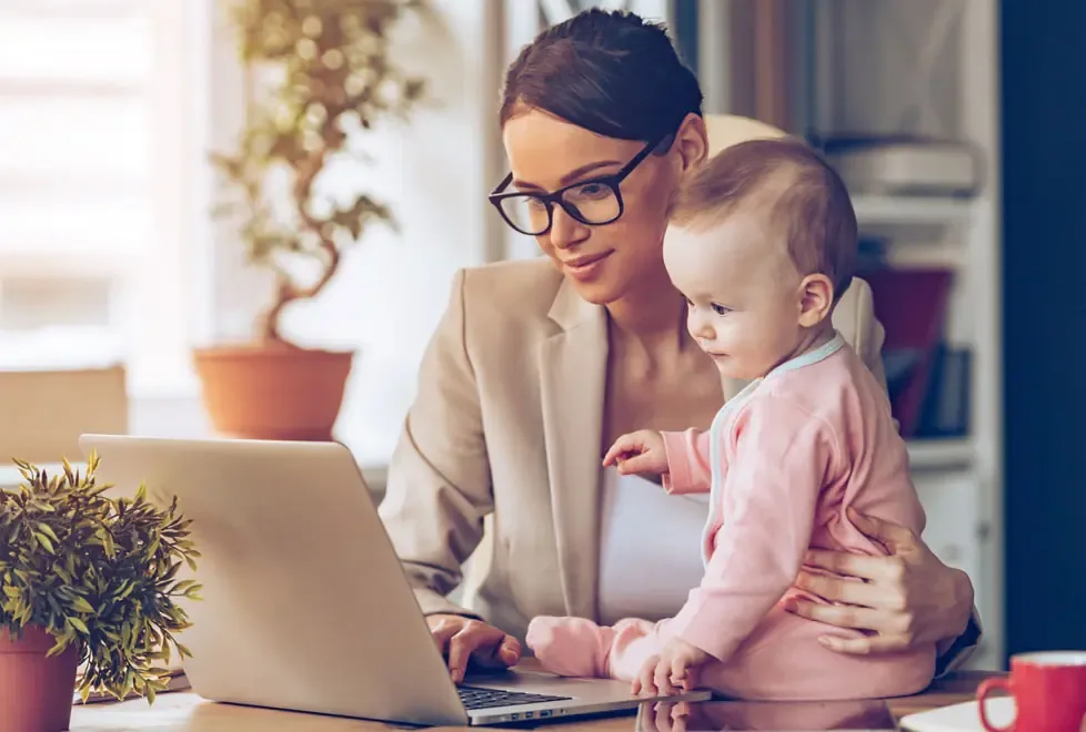 Un análisis revela que millones de madres luchan por equilibrar empleo y responsabilidades del hogar.