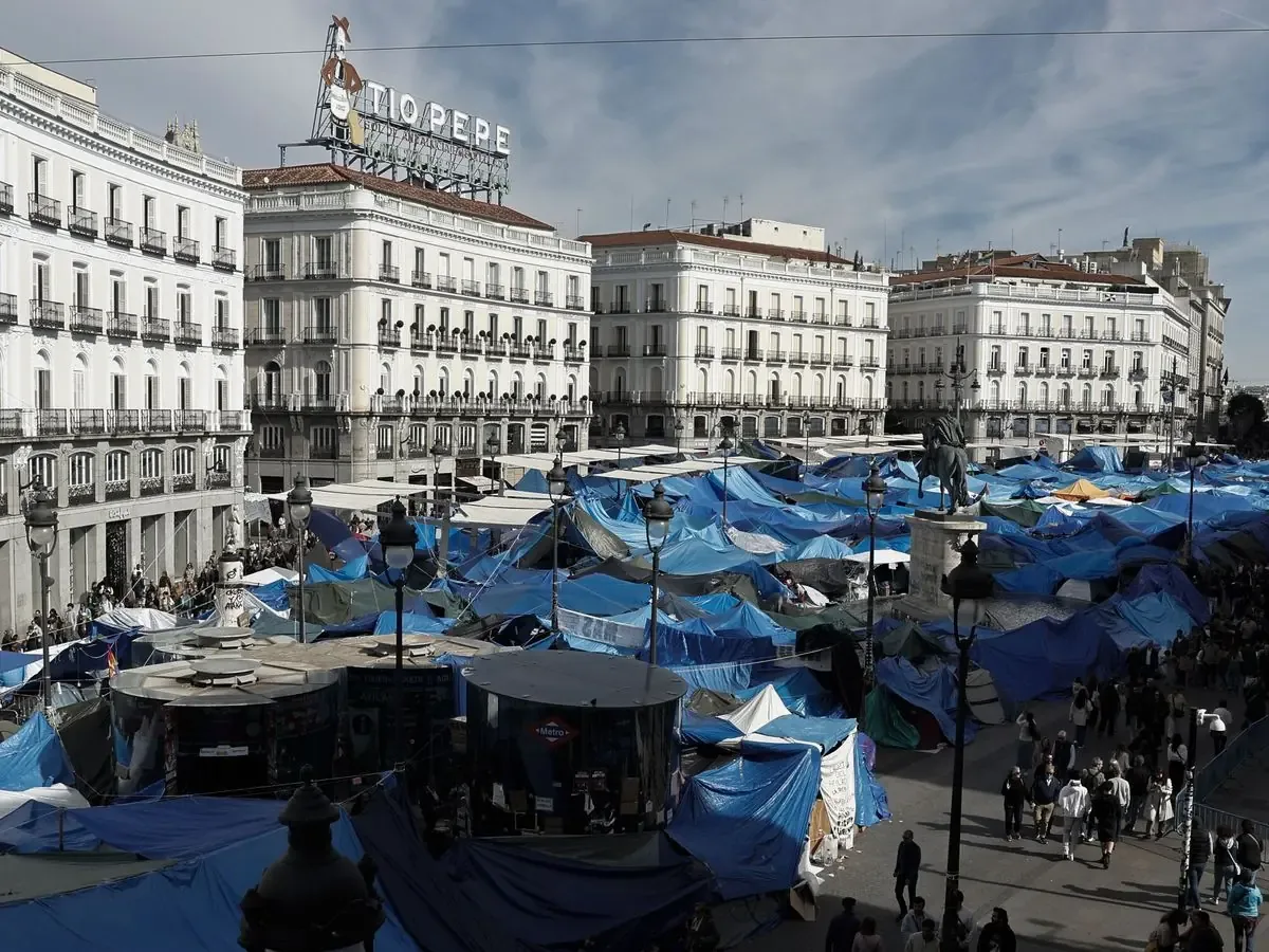 La Delegación del Gobierno solicita a los acampados en la Puerta del Sol que abandonen el sitio tras un mes de protestas.