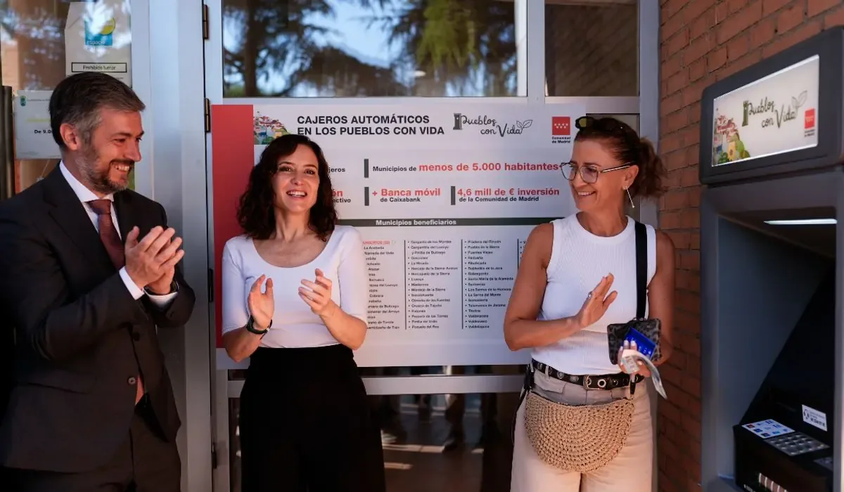 La Comunidad de Madrid comienza a dotar a sus pueblos de cajeros automáticos sin comisiones para mejorar el acceso al efectivo.