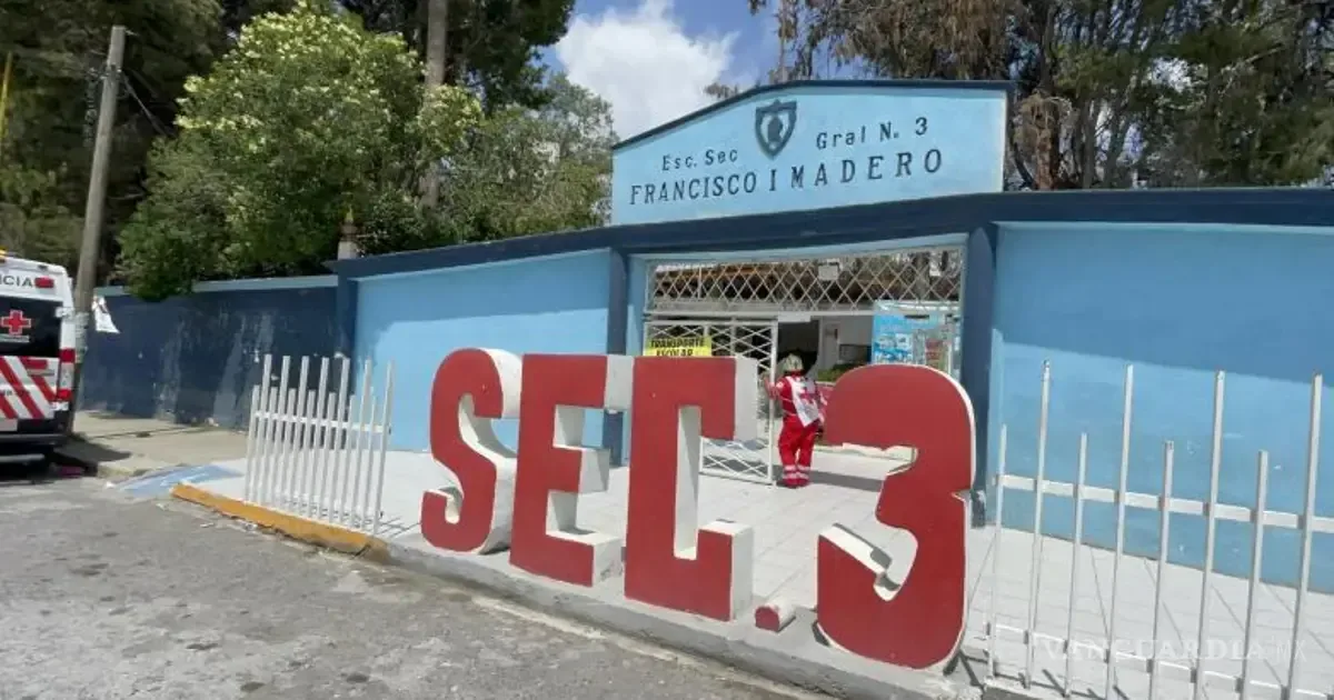 Un accidente en una escuela secundaria resultó en una maestra hospitalizada, destacando la importancia de la seguridad laboral.