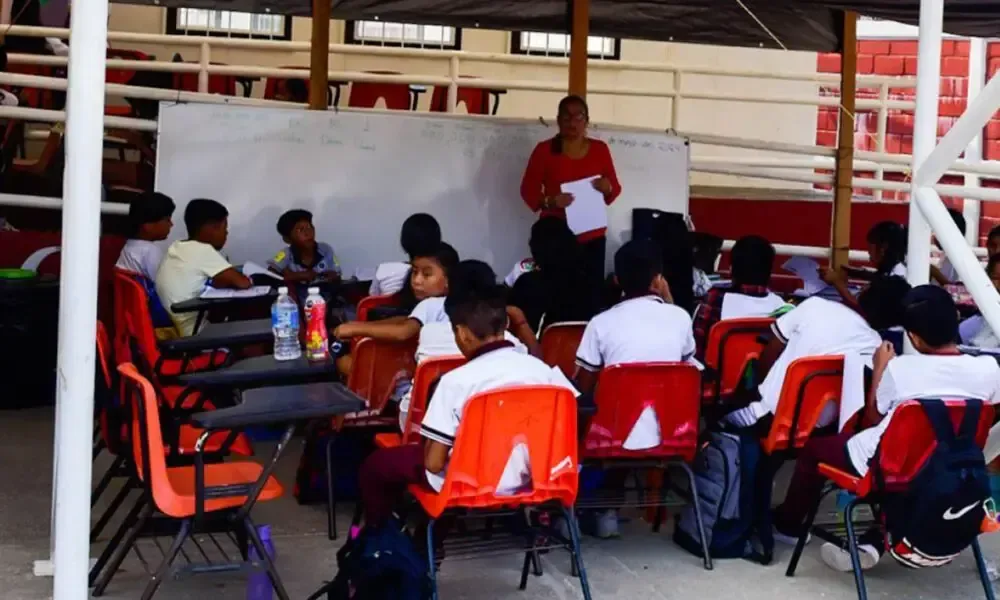 Especialistas advierten sobre el impacto de la tecnología en la enseñanza y la deshumanización educativa.
