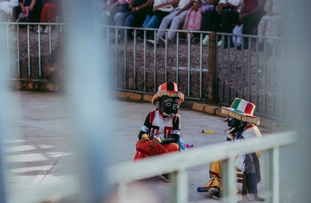 La presidenta Claudia Sheinbaum dialoga sobre la falta de plazas y entrega de recursos educativos en Oaxaca.